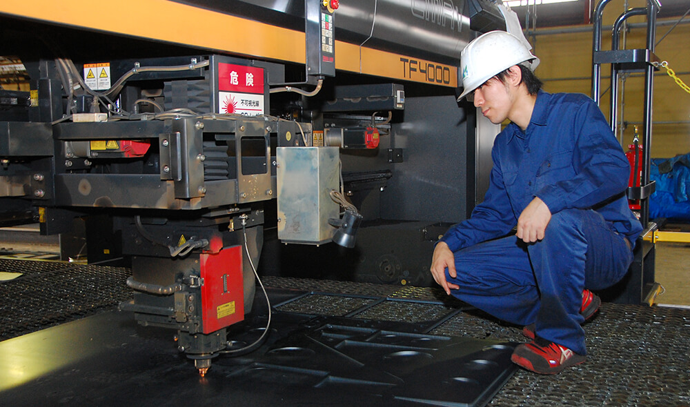 大型レーザ機を操作し大板の切断を行う作業は、富山鋼機では最も重要な作業行程のひとつ