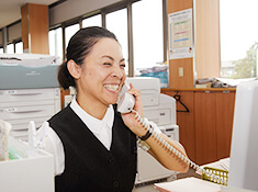 お客様からの電話にも笑顔で対応